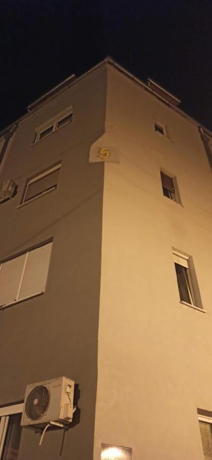 נובי סאד Malac-New Equipped Studio Apartment Within The City Core מראה חיצוני תמונה